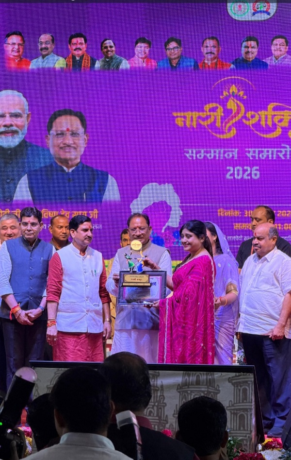 नारी शक्ति सम्मान से सम्मानित हुईं रेणु गोयल, मुख्यमंत्री विष्णुदेव साय के कर कमलों से मिला सम्मान