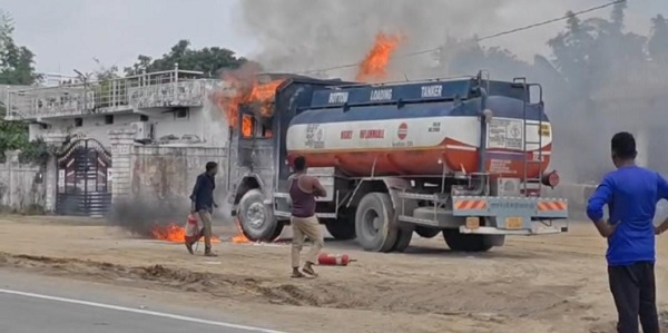 कोरबा-अंबिकापुर NH-130 पर पेट्रोल-डीजल से भरे टैंकर में भीषण आग, 10 हजार लीटर ईंधन लोड होने की सूचना, हाईवे पर मचा हड़कंप