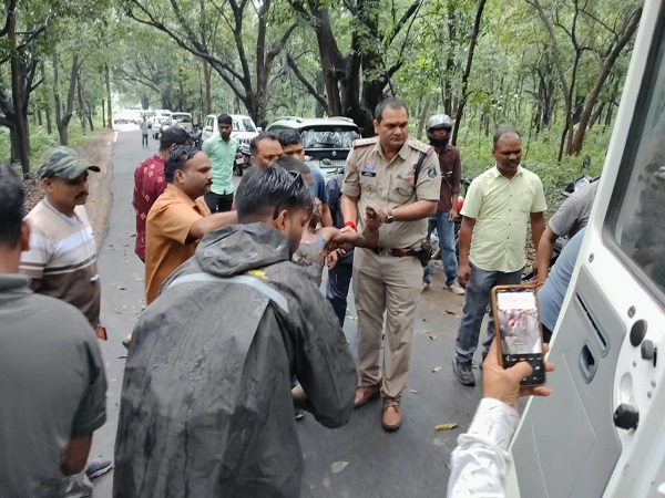 Ragarh News: सड़क हादसे में ट्रक के नीचे दबा श्रमिक, तमनार पुलिस ने हाइड्रा क्रेन से किया सफल रेस्क्यू