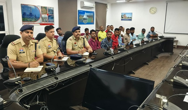 Raigarh: गणेशोत्सव को लेकर शांति समिति की बैठक आयोजित, आयोजन समितियों को वॉलिंटियर्स की जानकारी संबंधित थाने में जमा करने के निर्देश, रात्रि 10 से सुबह 6 बजे तक ध्वनि यंत्रों के उपयोग पर प्रतिबंध