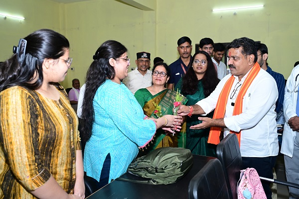 मेडिकल कॉलेज कवर्धा में नए शैक्षणिक सत्र का हुआ शुभारंभ, डॉक्टर बनना मंजिल नहीं, समाज की सेवा करना असली लक्ष्य – उप मुख्यमंत्री एवं कवर्धा विधायक विजय शर्मा