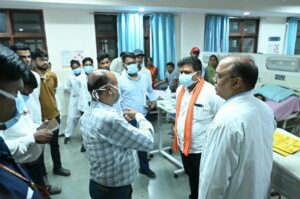 उप मुख्यमंत्री विजय शर्मा ने एम्स रायपुर में महाराष्ट्र सड़क हादसे के घायलों से की मुलाकात, विशेषज्ञ चिकित्सकों से उपचार की जानकारी लेकर बेहतर इलाज के दिए निर्देश