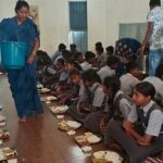 Raigarh: सेवा संकल्प अभियान के तहत पुसौर विकासखण्ड के स्कूलों में आयोजित हुआ ‘न्योता भोज’, जनप्रतिनिधियों और नागरिकों ने बच्चों के साथ बैठकर किया भोजन