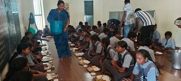 Raigarh: सेवा संकल्प अभियान के तहत पुसौर विकासखण्ड के स्कूलों में आयोजित हुआ ‘न्योता भोज’, जनप्रतिनिधियों और नागरिकों ने बच्चों के साथ बैठकर किया भोजन