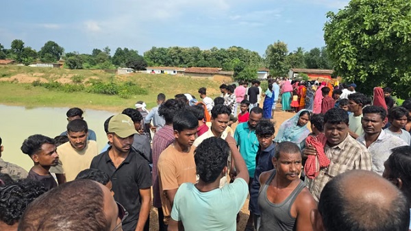 CG News: घर से साथ निकलीं तीन सहेलियां, तालाब में मिलीं तीनों की लाशें, गांव में पसरा मातम