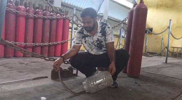 CG News: विश्वकर्मा पूजा के बीच फन फैलाकर बैठा कोबरा, कर्मचारियों में मची अफरा-तफरी, सुरक्षित रेस्क्यू किया