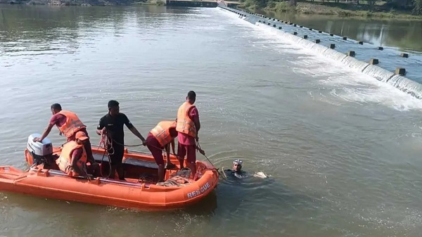 खारून नदी में डूबने से युवक की मौत : एनीकट पार करते समय तेज बहाव में बाइक समेत गिरा, गांव में शोक का माहौल 