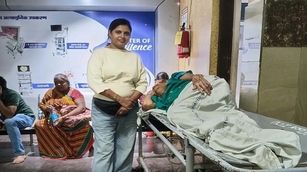 Raigarh News: हेल्पिंग हैंड्स की मानवीय पहल, रायगढ़ की मां के लिए दौड़ी मदद, 5 घंटे में रायपुर पहुंचाया, शुरू हुआ निशुल्क इलाज 