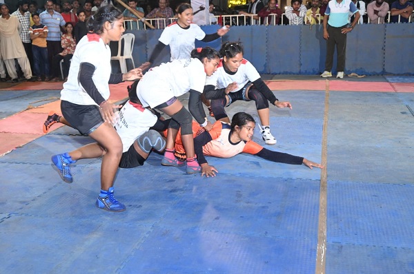 चक्रधर समारोह की कबड्डी प्रतियोगिता में पहुंचे सांसद विजय बघेल, खिलाड़ियों का बढ़ाया उत्साह