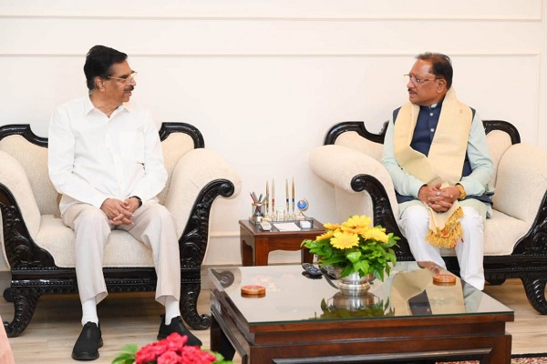 मुख्यमंत्री विष्णु देव साय ने ओडिशा के राज्यपाल डॉ. हरि बाबू कंभमपति से की शिष्टाचार भेंट