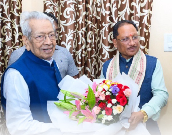 मुख्यमंत्री विष्णु देव साय ने छत्तीसगढ़ के पूर्व राज्यपाल  विश्वभूषण हरिचंदन से की सौजन्य भेंट