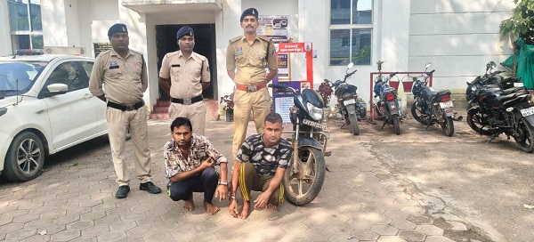 रायगढ़ में शराब के लिए पैसे मांगकर लूट, दो आरोपी गिरफ्तार, लूटी बाइक बरामद