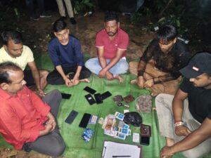 Raigarh News: रायगढ़ में जुआरियों पर पुलिस का शिकंजा, 6 गिरफ्तार, नकद समेत 5 लाख का सामान जब्त