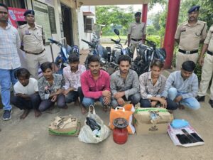 Sarangarh News: ट्रक रोककर लूट का खुलासा, 7 आरोपी गिरफ्तार, एक विधि से संघर्षरत बालक भी पकड़ा गया, 4 बाइक समेत लूटा सामान बरामद, कई आरोपियों के खिलाफ पहले से मामले दर्ज