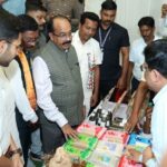 सेवा संकल्प अभियान: लोकल फॉर वोकल में दिखा रायगढ़ का हुनर, मिट्टी से जैविक उत्पादों तक सजी प्रदर्शनी, उपमुख्यमंत्री अरुण साव ने किया अवलोकन, कुम्हार के चाक पर आजमाया हाथ