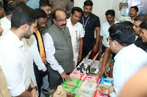 सेवा संकल्प अभियान: लोकल फॉर वोकल में दिखा रायगढ़ का हुनर, मिट्टी से जैविक उत्पादों तक सजी प्रदर्शनी, उपमुख्यमंत्री अरुण साव ने किया अवलोकन, कुम्हार के चाक पर आजमाया हाथ