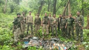 बीजापुर के जंगलों में मिला बड़ा नक्सली डंप,  SLR-INSAS समेत कई हथियार और गोला-बारूद बरामद