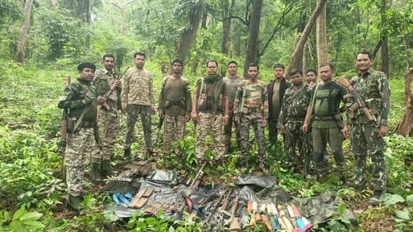 बीजापुर के जंगलों में मिला बड़ा नक्सली डंप,  SLR-INSAS समेत कई हथियार और गोला-बारूद बरामद