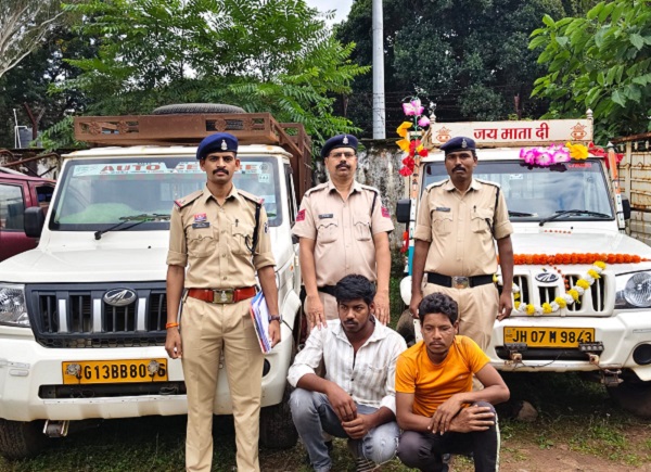  जशपुर पुलिस ने 8 गौवंशों को तस्करों के चंगुल से छुड़ाया, दो आरोपी गिरफ्तार