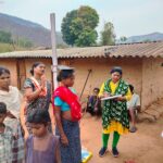 बैलाडीला की पहाड़ियों और घने जंगलों के बीच बसे 11 किमी की राह पार कर लोहागांव पहुंची स्वास्थ्य टीम, 62 ग्रामीणों की जांच, गर्भवती महिला समेत 4 गंभीर मरीजों की पहचान, तत्काल किया रेफर