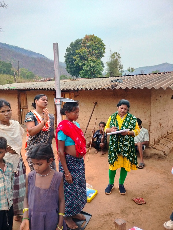 बैलाडीला की पहाड़ियों और घने जंगलों के बीच बसे 11 किमी की राह पार कर लोहागांव पहुंची स्वास्थ्य टीम, 62 ग्रामीणों की जांच, गर्भवती महिला समेत 4 गंभीर मरीजों की पहचान, तत्काल किया रेफर