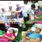 सेवा संकल्प अभियान के तहत आयुर्वेद सेवा सम्मेलन, रक्तदान महाकुंभ एवं वृहद स्वास्थ्य जांच शिविर में शामिल हुए मुख्यमंत्री साय, एक ही दिन में 1000 से अधिक महिलाओं के रक्तदान की ऐतिहासिक पहल गोल्डन बुक ऑफ वर्ल्ड रिकॉर्ड में दर्ज