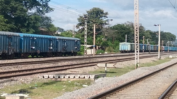रायगढ़ में चलती मालगाड़ी से अलग हुए कई डिब्बे, डेढ़ घंटे तक प्रभावित रहा रेल और सड़क यातायात