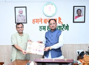 राजभाषा आयोग के अध्यक्ष प्रभात मिश्रा ने मुख्यमंत्री विष्णु देव साय से की भेंट, बेमेतरा में 26-27 सितंबर को होने वाले प्रांतीय राजभाषा सम्मेलन में शामिल होने का दिया न्योता