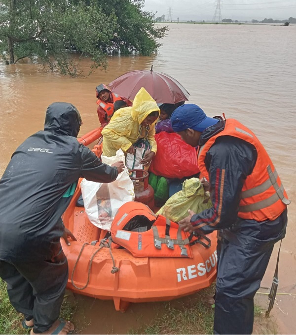 बस्तर में चक्रवाती तूफान ‘अर्नब’ का असर, मूसलाधार बारिश से बाढ़ की स्थिति, प्रशासन ने संभाला मोर्चा, बस्तर जिले में 9 राहत शिविरों में 350 से अधिक प्रभावितों को मिला सुरक्षित आश्रय, भोजन और ठहरने की व्यवस्था