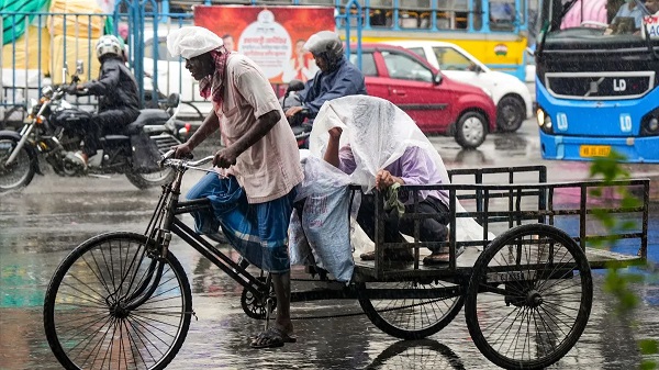 यूपी-बिहार-ओडिशा समेत कई राज्यों में शनिवार को आंधी-तूफान के साथ भारी बारिश की चेतावनी, समुद्री तटों पर न जाने की सलाह