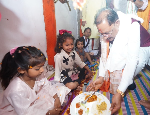 मुख्यमंत्री  विष्णु देव साय ने मदकूद्वीप के प्राचीन मंदिरों में की पूजा-अर्चना, कन्या पूजन कर कन्या भोज में हुए शामिल, प्रदेशवासियों की सुख-समृद्धि की कामना की