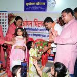 फूल लेकर आए नन्हे कदम, उप मुख्यमंत्री ने बच्चों को गोद में उठाया, बच्चों की मासूमियत ने जीता दिल, दर्रीपारा कवर्धा के आंगनबाड़ी केंद्र में ‘आंगन मिलन सेवा’ में बच्चों से घुले-मिले उप मुख्यमंत्री