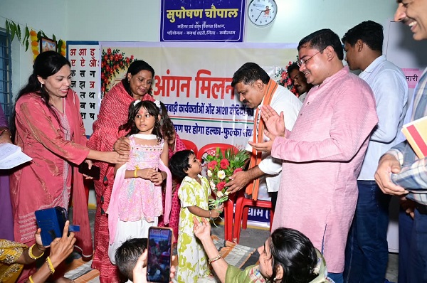 फूल लेकर आए नन्हे कदम, उप मुख्यमंत्री ने बच्चों को गोद में उठाया, बच्चों की मासूमियत ने जीता दिल, दर्रीपारा कवर्धा के आंगनबाड़ी केंद्र में ‘आंगन मिलन सेवा’ में बच्चों से घुले-मिले उप मुख्यमंत्री