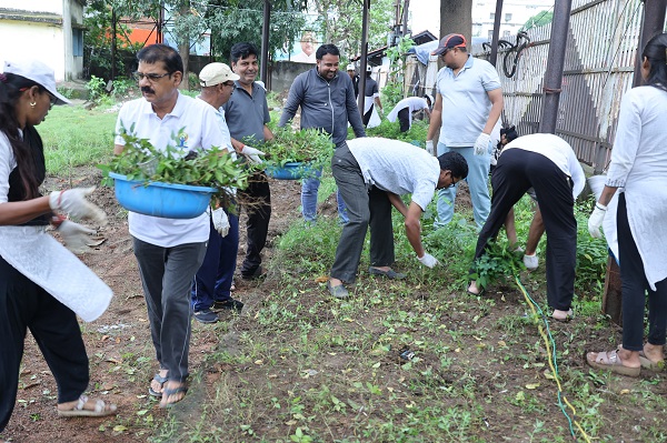 Raigarh: नटवर स्कूल मैदान में चला विशेष सफाई अभियान, जनभागीदारी से दिया स्वच्छता का संदेश