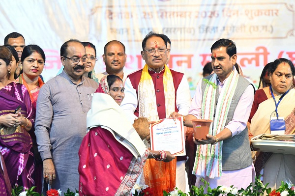 Chhattisgarh: आंगन मिलन सेवा से उत्सव स्थल बने आंगनबाड़ी केंद्र, पहले दिन 97 हजार से अधिक लोगों की सहभागिता, मुख्यमंत्री विष्णु देव साय मुंगेली के मदकू में कार्यक्रम में हुए शामिल