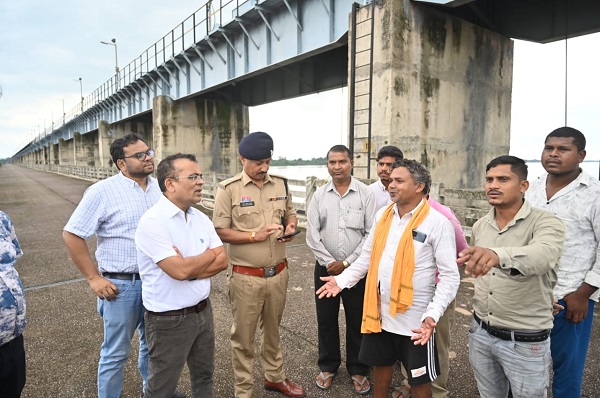 Chhattisgarh: गंगरेल बांध के सभी 14 गेट खुले, महानदी के तटीय क्षेत्रों में प्रशासन अलर्ट मोड पर, घाट-पुलों पर बैरिकेडिंग और पुलिस बल की तैनाती, जलस्तर एवं बहाव पर लगातार निगरानी