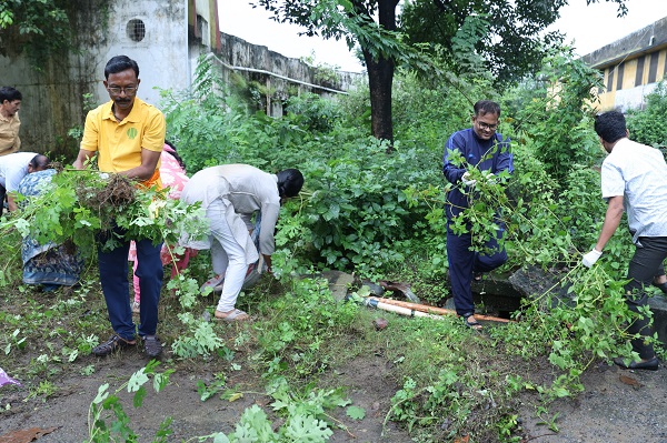 Raigarh: गर्ल्स डिग्री कॉलेज परिसर में चला व्यापक स्वच्छता अभियान, महापौर, सभापति एवं कमिश्नर ने जनप्रतिनिधियों के साथ किया श्रमदान, कॉलेज परिसर से लेकर गर्ल्स एवं ओल्ड हॉस्टल तक हुई सफाई