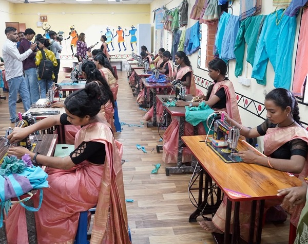 बदलते बस्तर की कहानी: दिल्ली के 43 इंफ्लुएंसर्स ने नेतानार में देखी शांति, आत्मनिर्भरता और विकास की तस्वीर,  नक्सलवाद के प्रभाव से बाहर निकलकर नई राह पर बढ़ रहा बस्तर