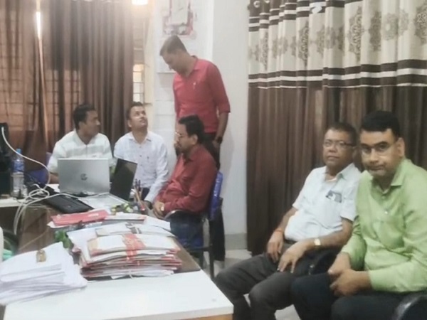 बलरामपुर में 22 हजार रिश्वत लेते नान के DM गिरफ्तार, ट्रांसपोर्टर से 11 लाख के बकाया भुगतान के लिए मांगी थी घूस, ACB की कार्रवाई