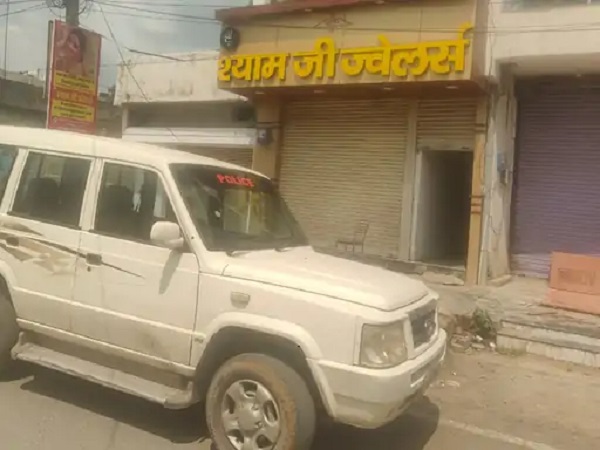 CG News: ज्वेलरी दुकान में चोरी, छत के रास्ते घुसा आरोपी, डेढ़ लाख के चांदी के गहने और आर्टिफिशियल सामान गायब 