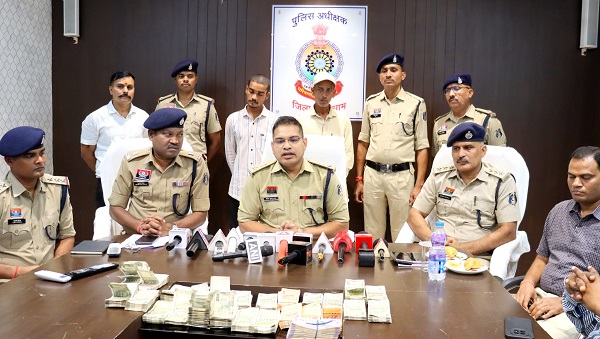 CG News: 12.50 लाख की चोरी का खुलासा, पिता-पुत्र गिरफ्तार, 11.53 लाख रुपए बरामद, मकान की छत से पड़ोसी के घर में दाखिल हुए आरोपी