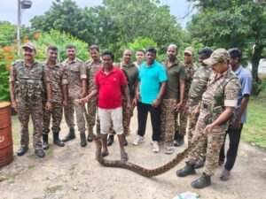CRPF हेडक्वार्टर में घुस आया 20 फीट लंबा अजगर, जवानों ने वन विभाग के साथ किया सुरक्षित रेस्क्यू