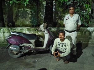 Raigarh News: चोरी की स्कूटी बेचने ग्राहक तलाश रहा आरोपी पुलिस के हत्थे चढ़ा, आरोपी से चोरी स्कूटी बरामद