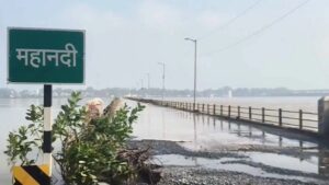 गिधौरी में बाढ़ का पानी उतरा तो सामने आई तबाही, 50 से ज्यादा दुकानों में घुसा पानी, लाखों के नुकसान की आशंका