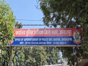 CG News: देशी कट्टा लहराकर राहगीरों को धमका रहा था युवक, पुलिस ने घेराबंदी कर दबोचा, जिंदा कारतूस भी बरामद