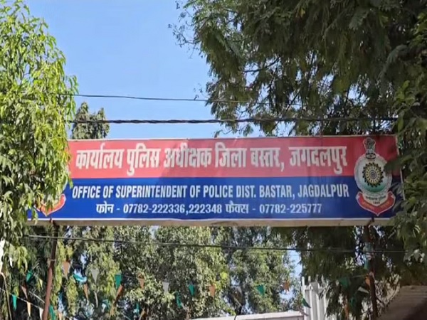 CG News: देशी कट्टा लहराकर राहगीरों को धमका रहा था युवक, पुलिस ने घेराबंदी कर दबोचा, जिंदा कारतूस भी बरामद