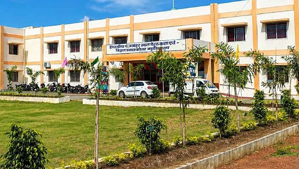 CG News: छात्राओं से अश्लील मांग के आरोप में प्रोफेसर ने दिया इस्तीफा, कॉलेज गेट पर छात्रों ने जड़ा ताला