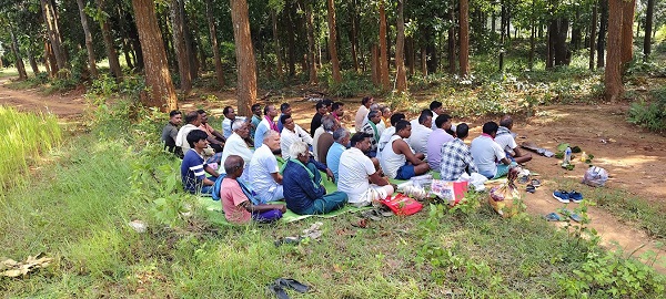रायगढ़ में अनोखा आयोजन: हाथी के नन्हे शावक की छठी मनाई, ग्रामीणों ने जंगल में पूजा कर रखी दावत