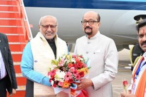 रायपुर पहुंचे उपराष्ट्रपति, राज्यपाल डेका ने उपराष्ट्रपति राधाकृष्णन का किया आत्मीय स्वागत