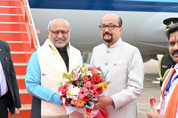 रायपुर पहुंचे उपराष्ट्रपति, राज्यपाल डेका ने उपराष्ट्रपति राधाकृष्णन का किया आत्मीय स्वागत